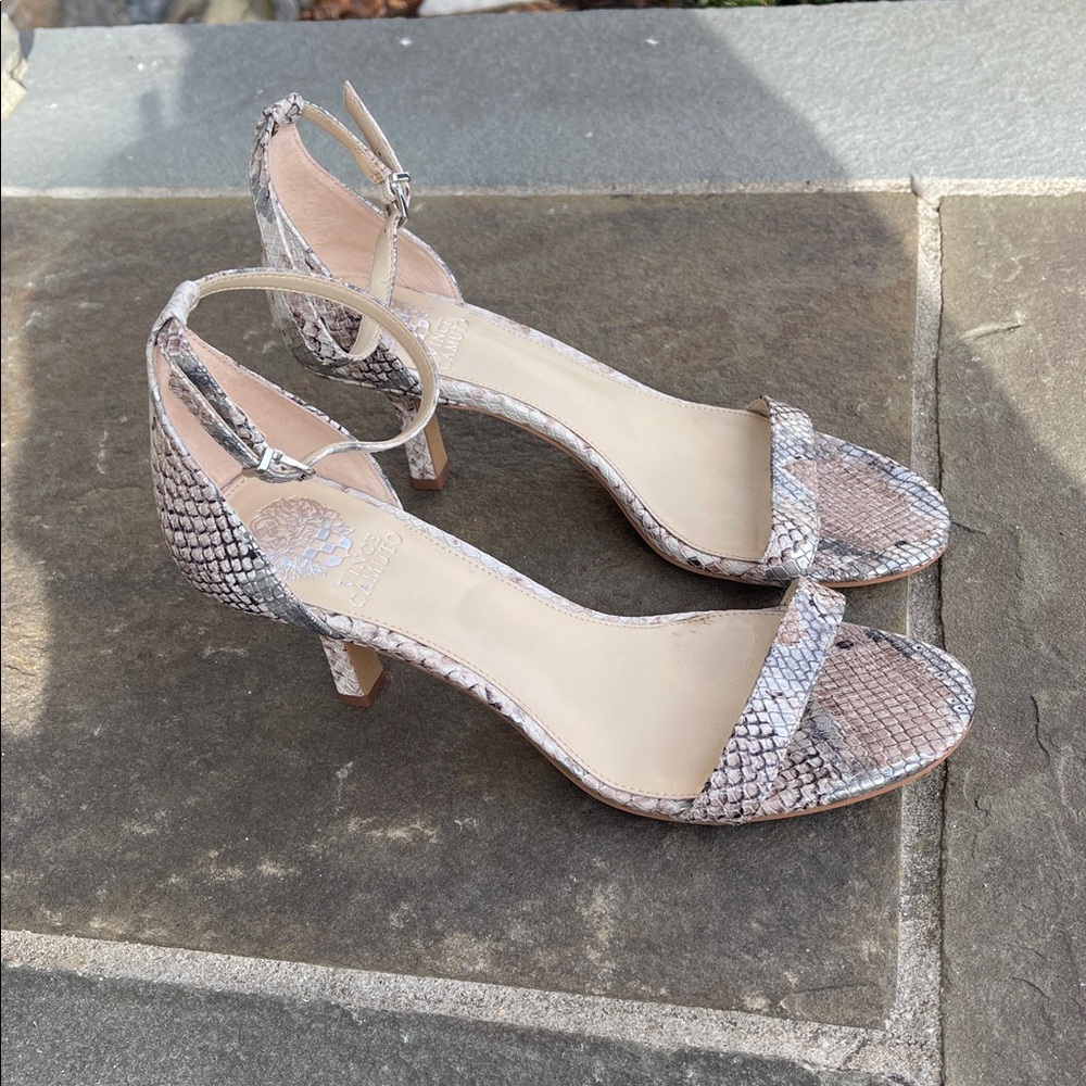 Vince Camuto snake skin kittten heels 9.5. The perfect neutral shoe!